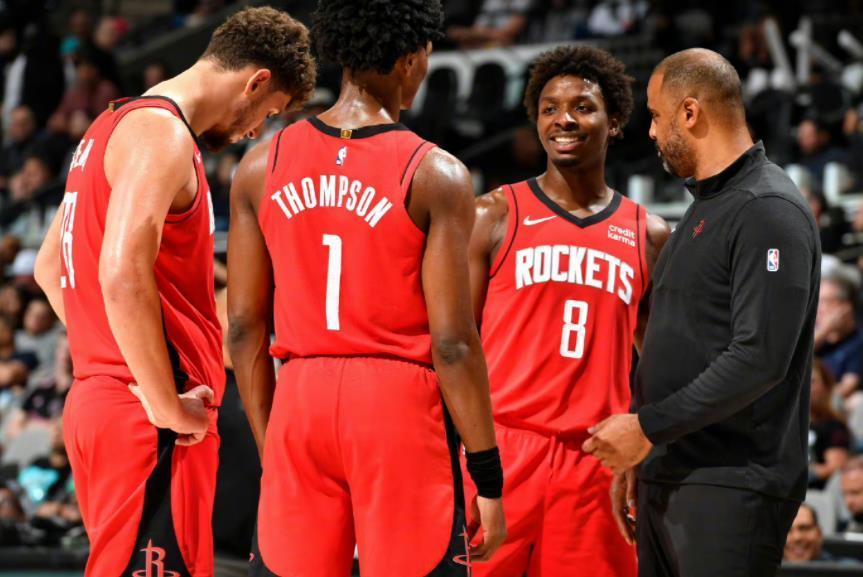 3选1？火箭队4号位首发再起悬念！24岁硬汉崛起，死磕2位新人前锋